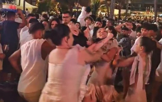 Confusão! Mulheres são vistas trocando agressões no réveillon em João Pessoa