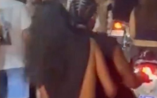 Memphis Depay é flagrado no litoral da Bahia durante a virada do ano