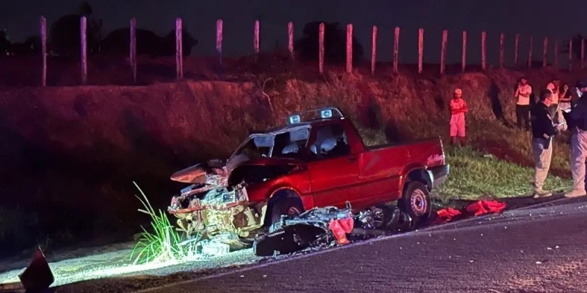 Estado que ficou a moto e a picape após o acidente