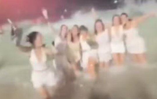 Grupo de amigas tentava tirar foto no mar de Copacabana, são derrubadas por onda e momento viraliza