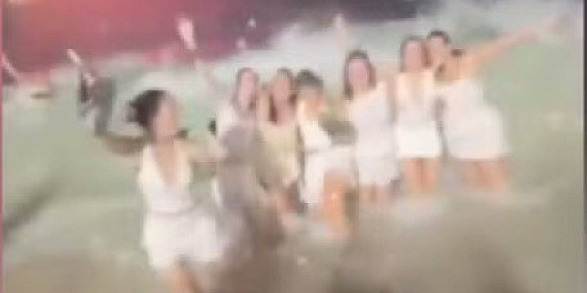 Grupo de amigas tentava tirar foto no mar de Copacabana, são derrubadas por onda e momento viraliza