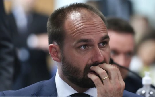 Eduardo Bolsonaro pode ter que voltar ao Brasil após decisão da Polícia Federal