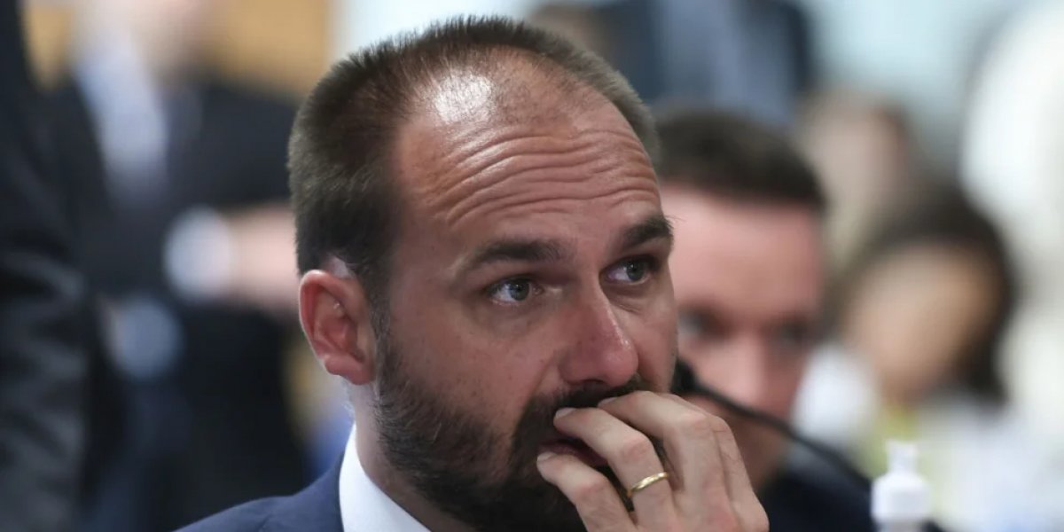 Eduardo Bolsonaro pode ter que voltar ao Brasil após decisão da Polícia Federal