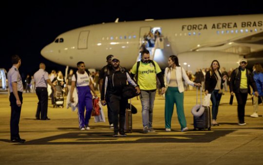 No último dia do ano, 124 brasileiros deportados dos EUA chegam ao Brasil