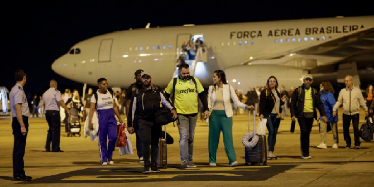No último dia do ano, 124 brasileiros deportados dos EUA chegam ao Brasil