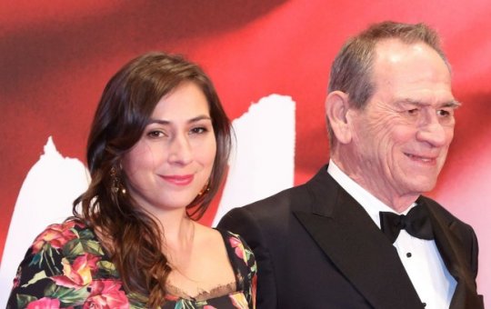 Filha do ator Tommy Jones, de MIB, é encontrada morta em quarto de hotel