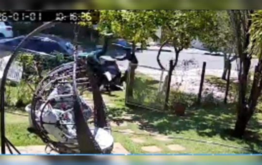 Adolescente pega carro escondido dos pais e atropela trabalhadores em condomínio de luxo em Guarajuba