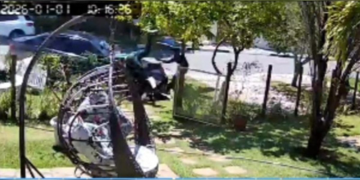 Adolescente pega carro escondido dos pais e atropela trabalhadores em condomínio de luxo em Guarajuba