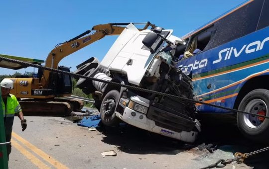 Acidente envolvendo caminhão e ônibus deixa seis mortos na BR-116