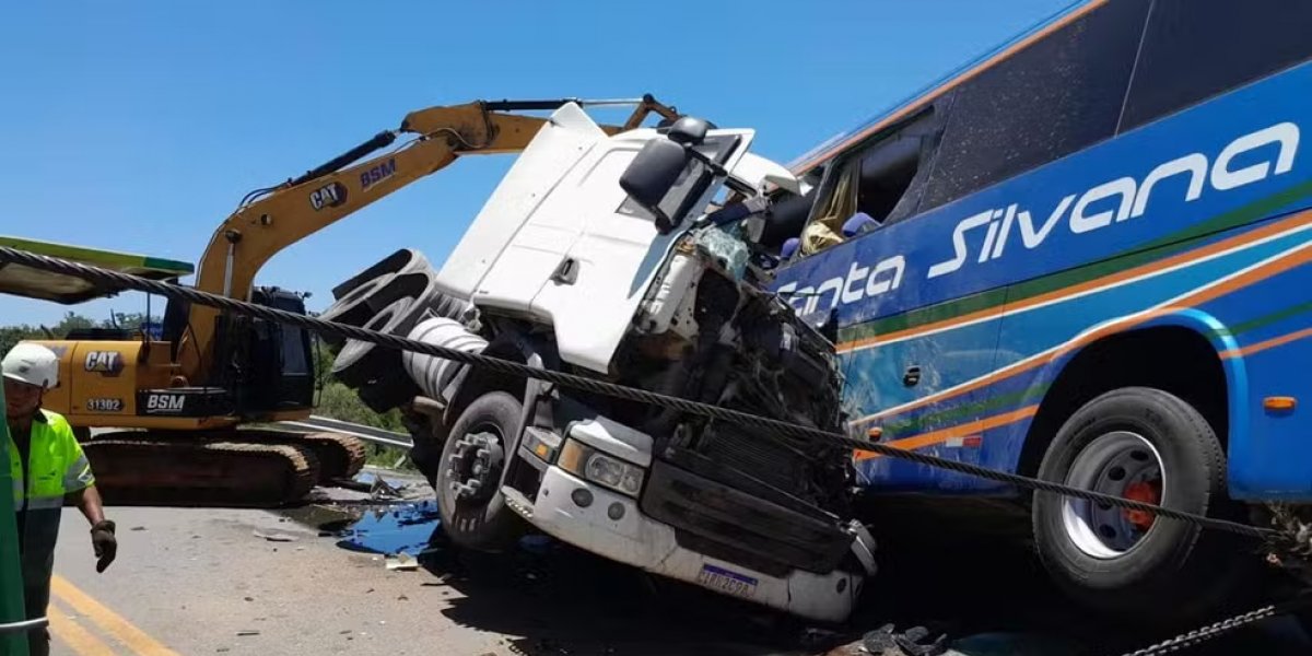 Acidente envolvendo caminhão e ônibus deixa seis mortos na BR-116