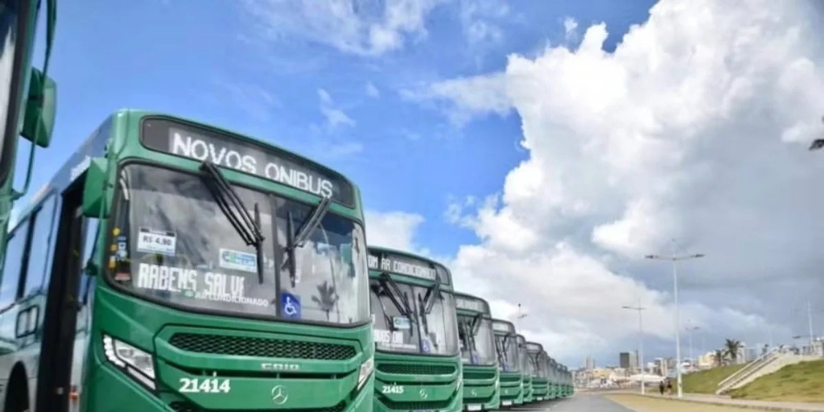 Ônibus na orla de Salvador