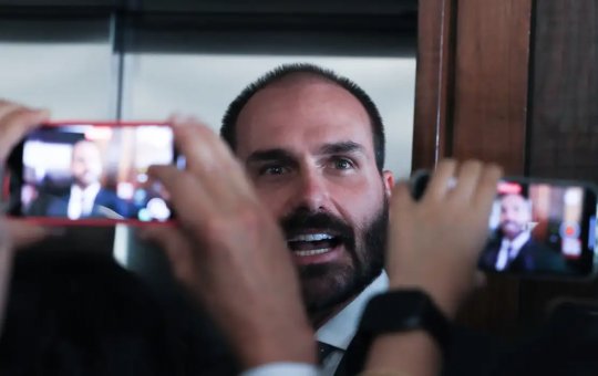 Eduardo Bolsonaro rebate ordem da Polícia Federal para reassumir cargo de escrivão
