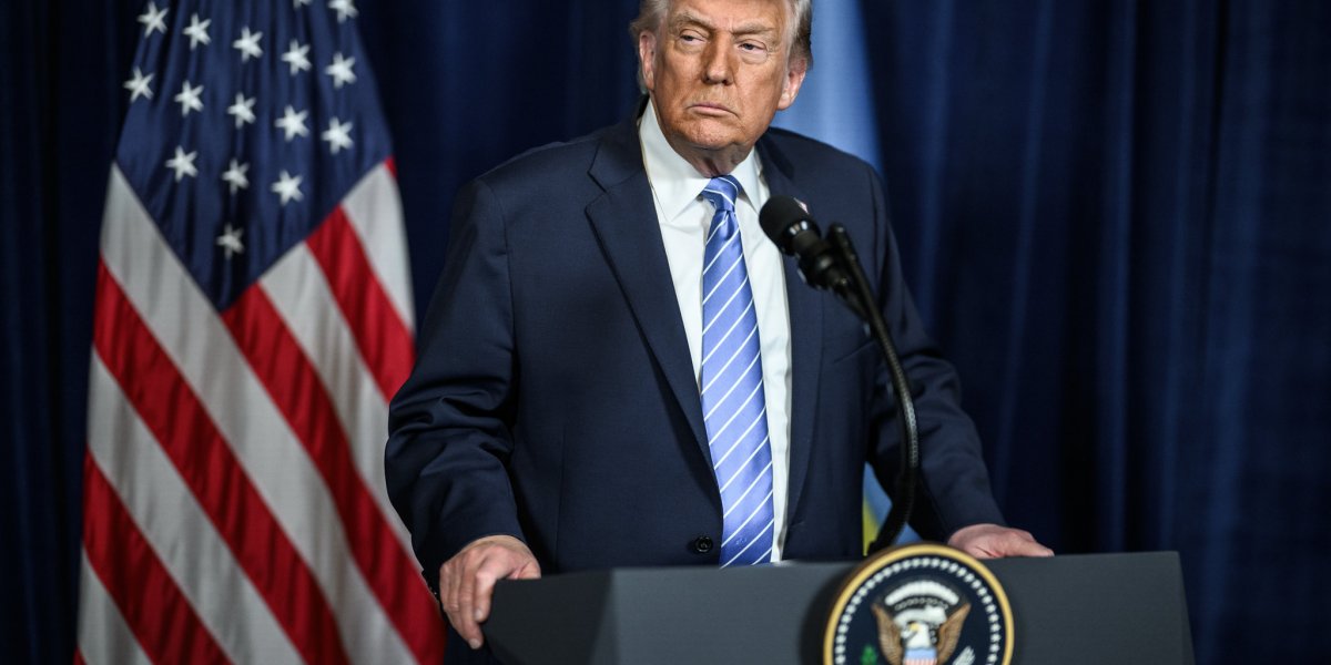 “Maduro e Flores vão ser julgados em Nova York por narcoterrorismo”, diz Donald Trump sobre presidente da Venezuela e sua esposa após operação