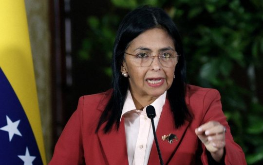 Após a captura de Maduro, militares da Venezuela reconhecem vice-presidente como presidente interino