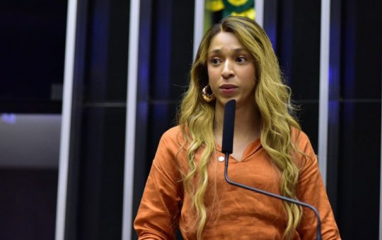 Erika Hilton denuncia rede social X ao MPF por uso indevido da IA contra crianças