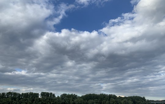 Frente fria avança sobre a Bahia e Inmet emite alerta laranja de tempestade