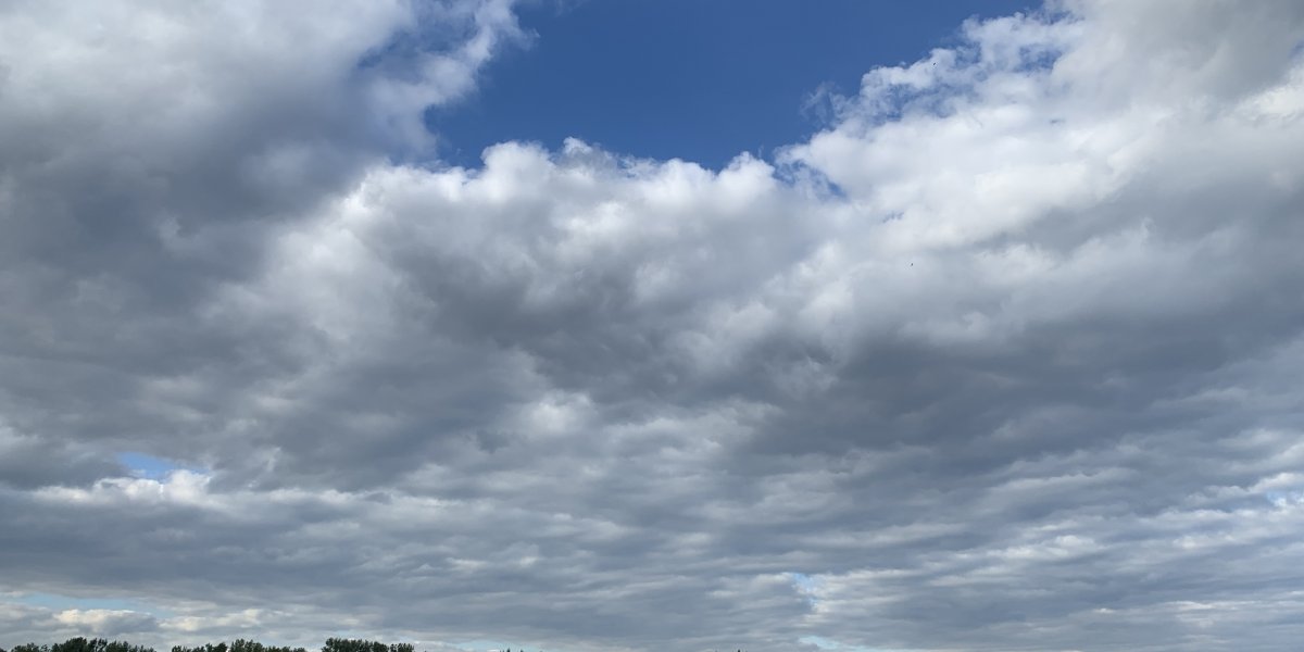 Frente fria avança sobre a Bahia e Inmet emite alerta laranja de tempestade