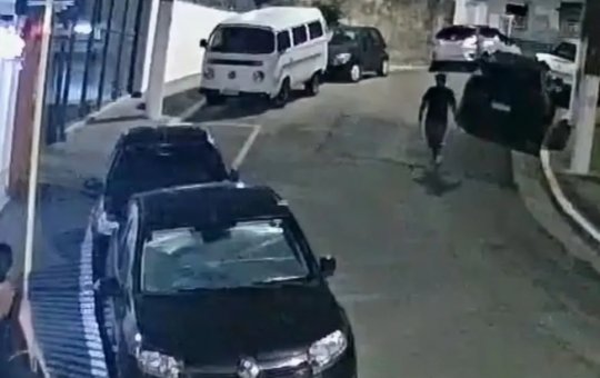 Mulher morre após ser esfaqueada pelo ex-namorado no meio da rua