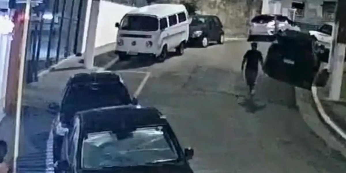 Mulher morre após ser esfaqueada pelo ex-namorado no meio da rua