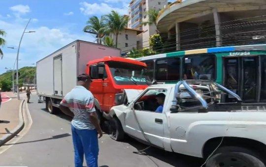 Batida entre caminhão e caminhonete deixa dois presos às ferragens em Ondina