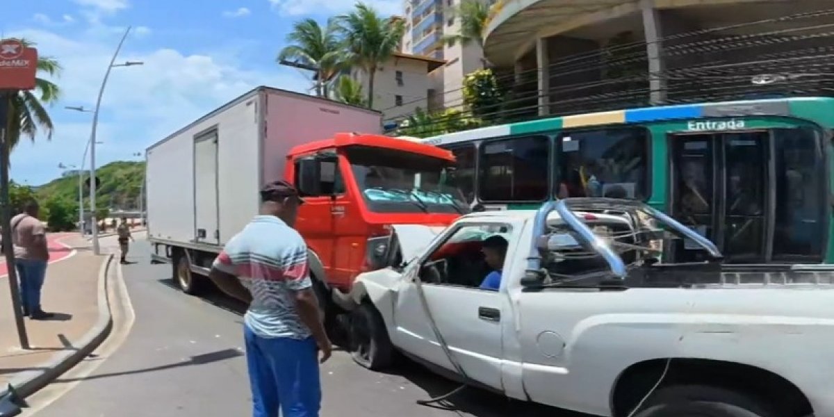 Batida entre caminhão e caminhonete deixa dois presos às ferragens em Ondina