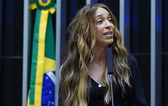 Erika Hilton denuncia Nikolas Ferreira e Flávio Bolsonaro por "apologia ao golpe"