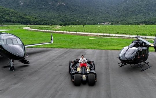 Ostentação: Neymar mostra Batmóvel, jatinho e helicóptero em nova postagem