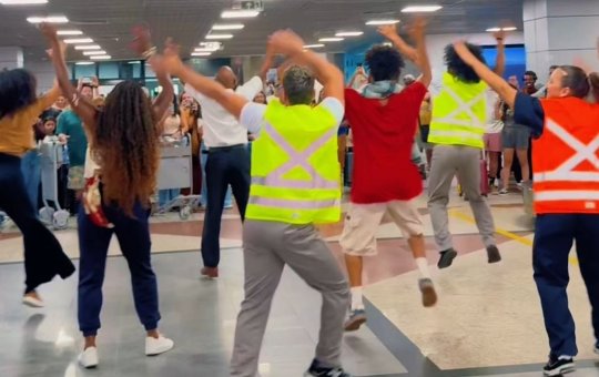 Chegada a Salvador tem clima de Carnaval e recepção musical no aeroporto