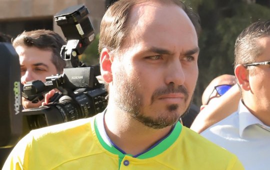 Carlos Bolsonaro desabafa sobre estado do pai: 'parece até que estão querendo matá-lo'