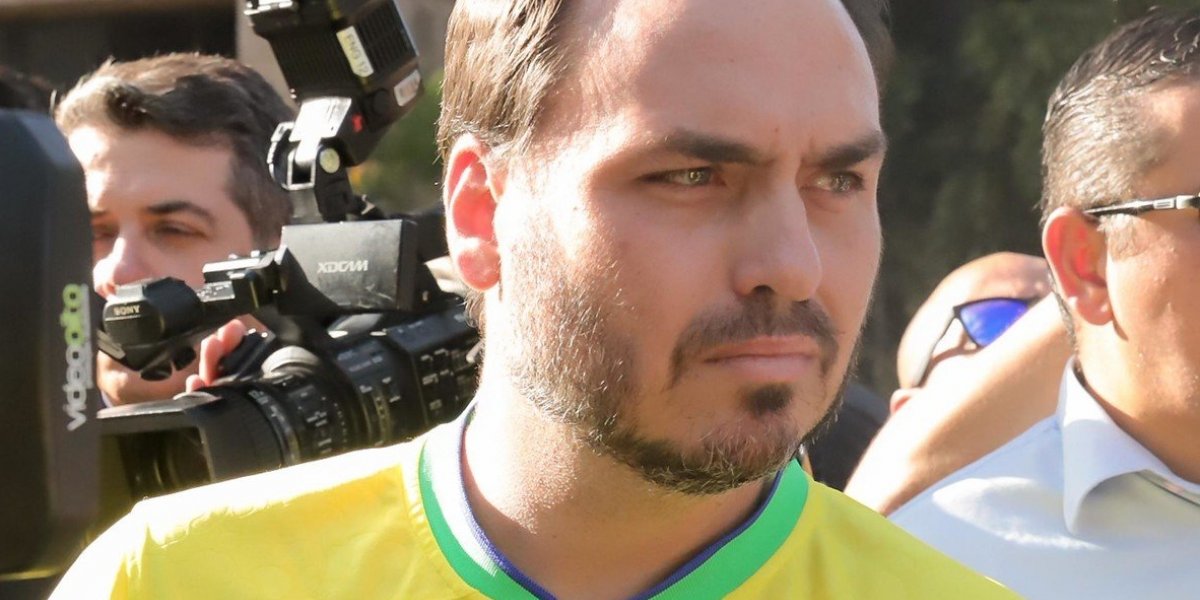 Carlos Bolsonaro desabafa sobre estado do pai: 'parece até que estão querendo matá-lo'