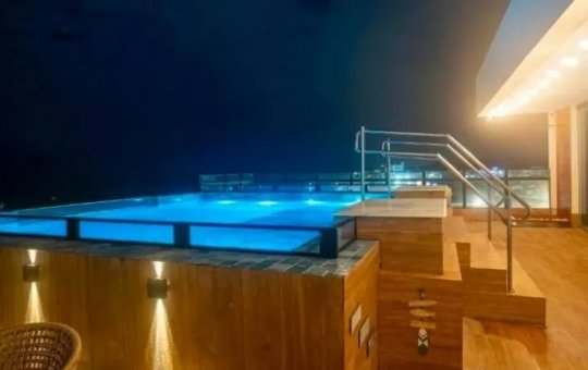 Mãe e filho morrem em piscina de pousada; perícia confirma choque elétrico