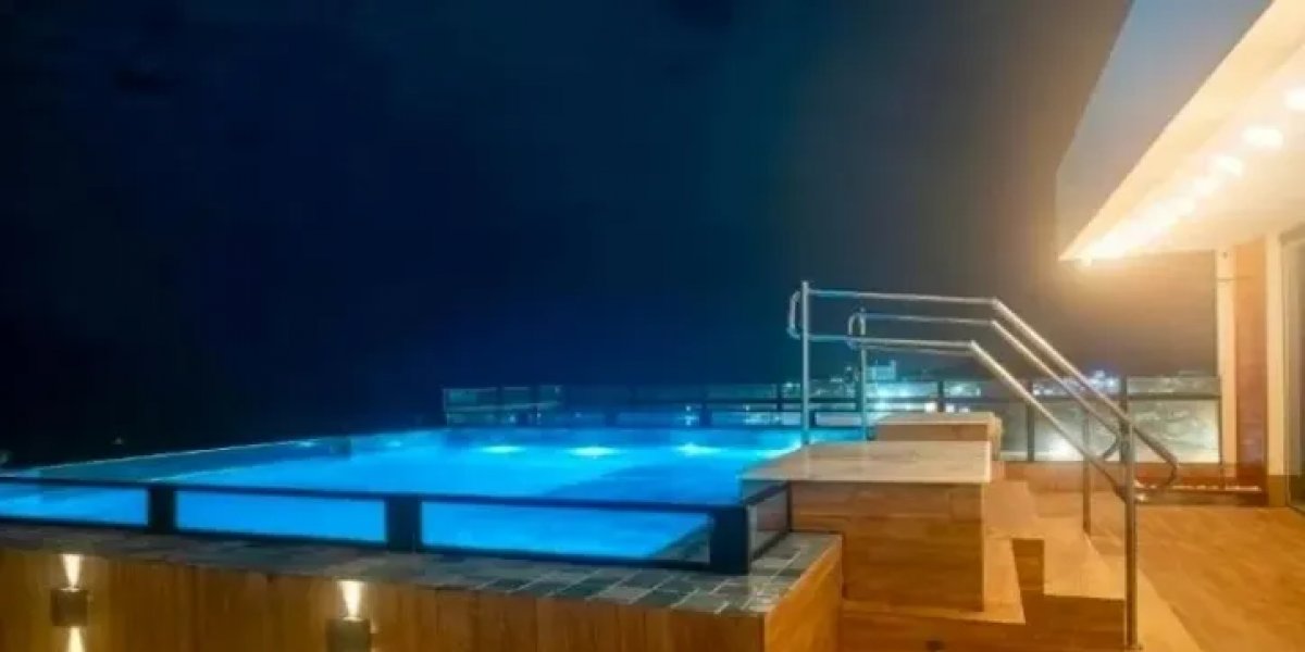 Mãe e filho morrem em piscina de pousada; perícia confirma choque elétrico