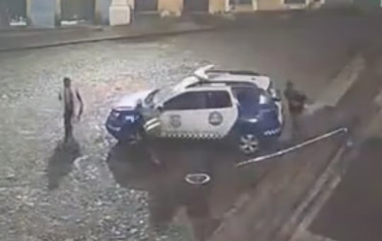 Homem joga pedras em viatura da Guarda Municipal no Pelourinho