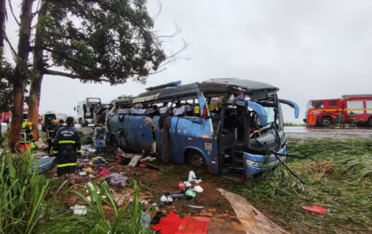 Acidente com ônibus de turismo deixa cinco mortos e 47 feridos no retorno de Réveillon em Salvador 