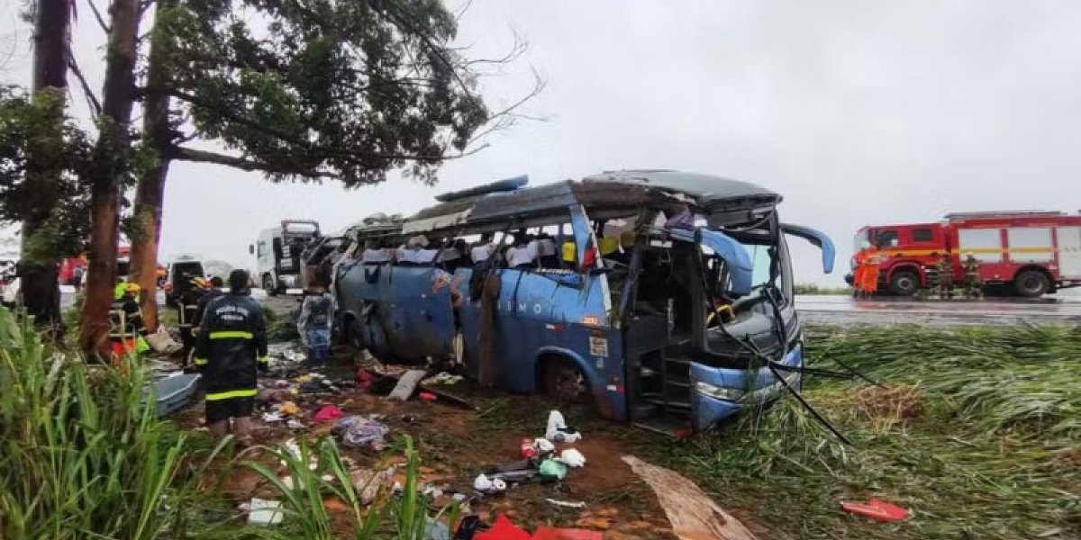 Acidente com ônibus de turismo deixa cinco mortos e 47 feridos no retorno de Réveillon em Salvador