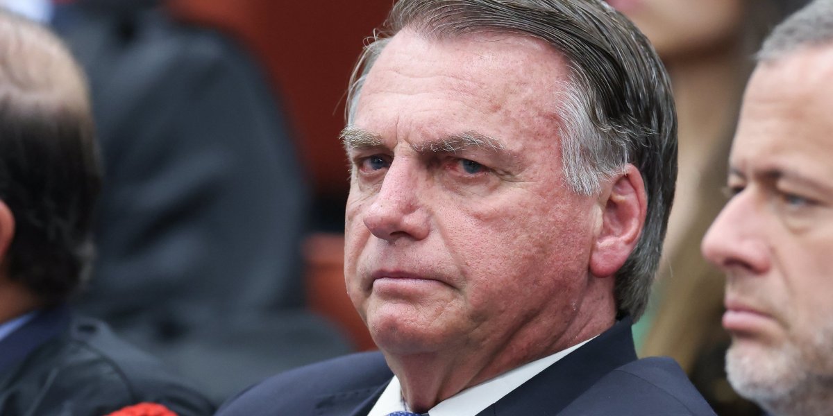 Bolsonaro chega ao hospital para realizar exames após queda