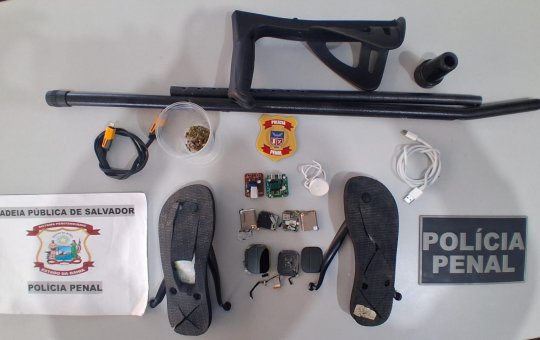 Idosa é flagrada com drogas e eletrônicos escondidos em muleta e chinelo na Cadeia Pública de Salvador