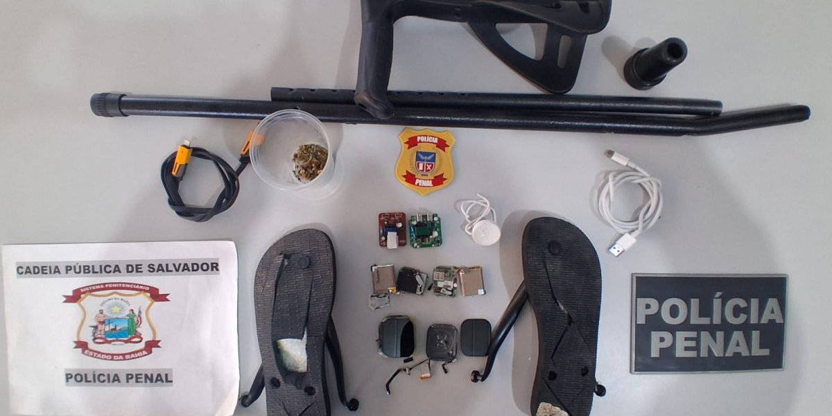 Idosa é flagrada com drogas e eletrônicos escondidos em muleta e chinelo na Cadeia Pública de Salvador