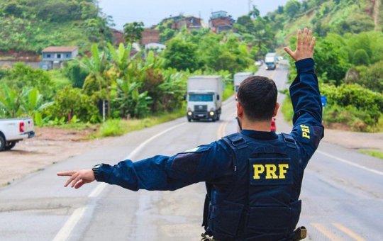 Mulher morre após cair de moto e ser atropelada na BR-116, no sudoeste da Bahia