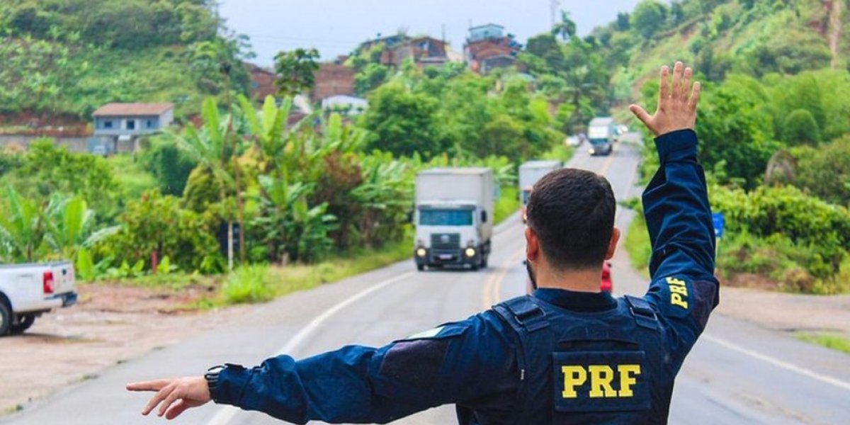 Mulher morre após cair de moto e ser atropelada na BR-116, no sudoeste da Bahia