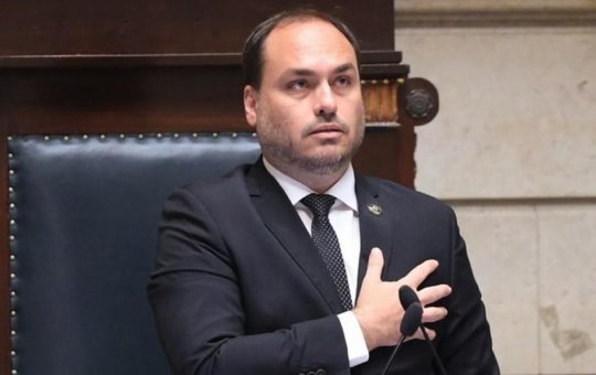 Carlos Bolsonaro se pronuncia sobre o 8 de janeiro: "Golpe que nunca existiu"