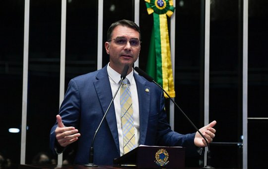 Flávio Bolsonaro critica Moraes e o acusa de desrespeitar a medicina: "Negacionista"