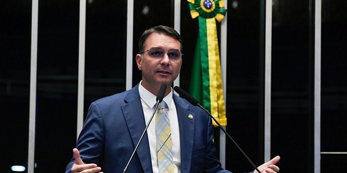 Flávio Bolsonaro critica Moraes e o acusa de desrespeitar a medicina: "Negacionista"