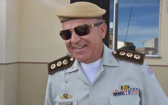 Coronel da Polícia Militar morre em colisão entre carro e caminhão na Bahia