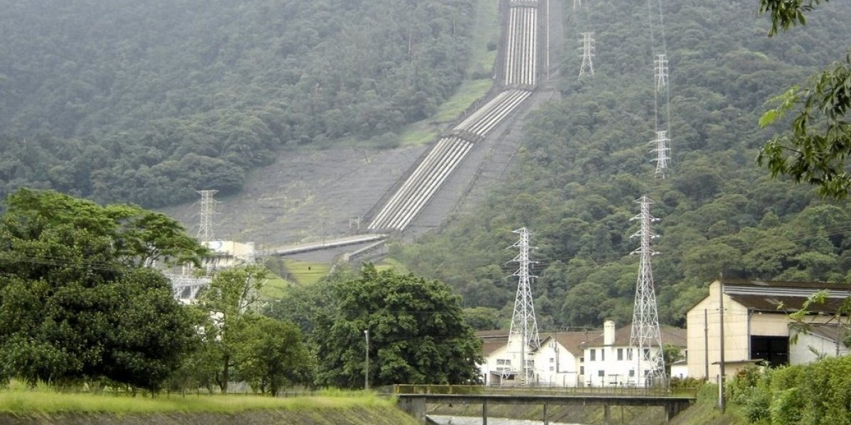 Homem sofre descarga elétrica após tentar roubar fios de cobre em usina 