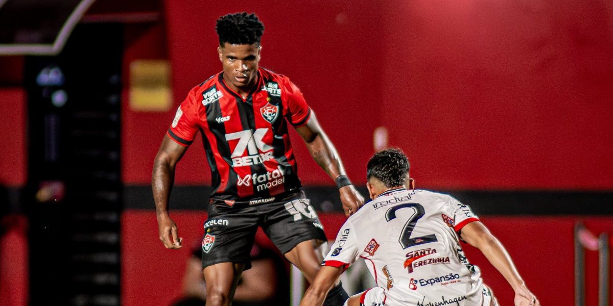 Jamerson encara defensor do Atlético de Alagoinhas no confronto entre as equipes da última temporada