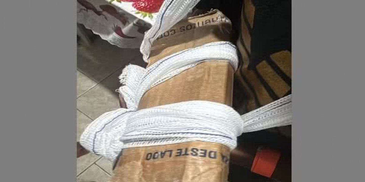 Criança sai de UPA com braço imobilizado com papelão após fratura no Rio de Janeiro