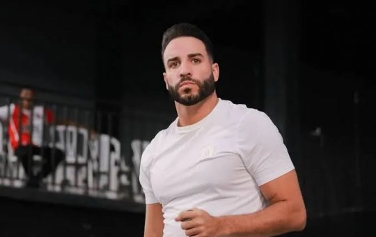 Roupa apertada do pastor Leonardo Sale gera polêmica por mostrar demais