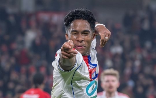 Novo começo: Joia brasileira estreia em novo clube europeu com gol