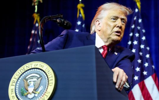 Trump afirma monitorar protestos no Irã e avalia opções "fortes"